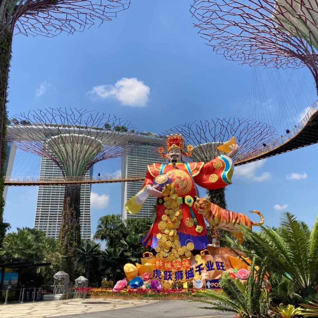 Dekoration des "God of Wealth" am Hotel Marina Bay Sands in Singapur, 2022
